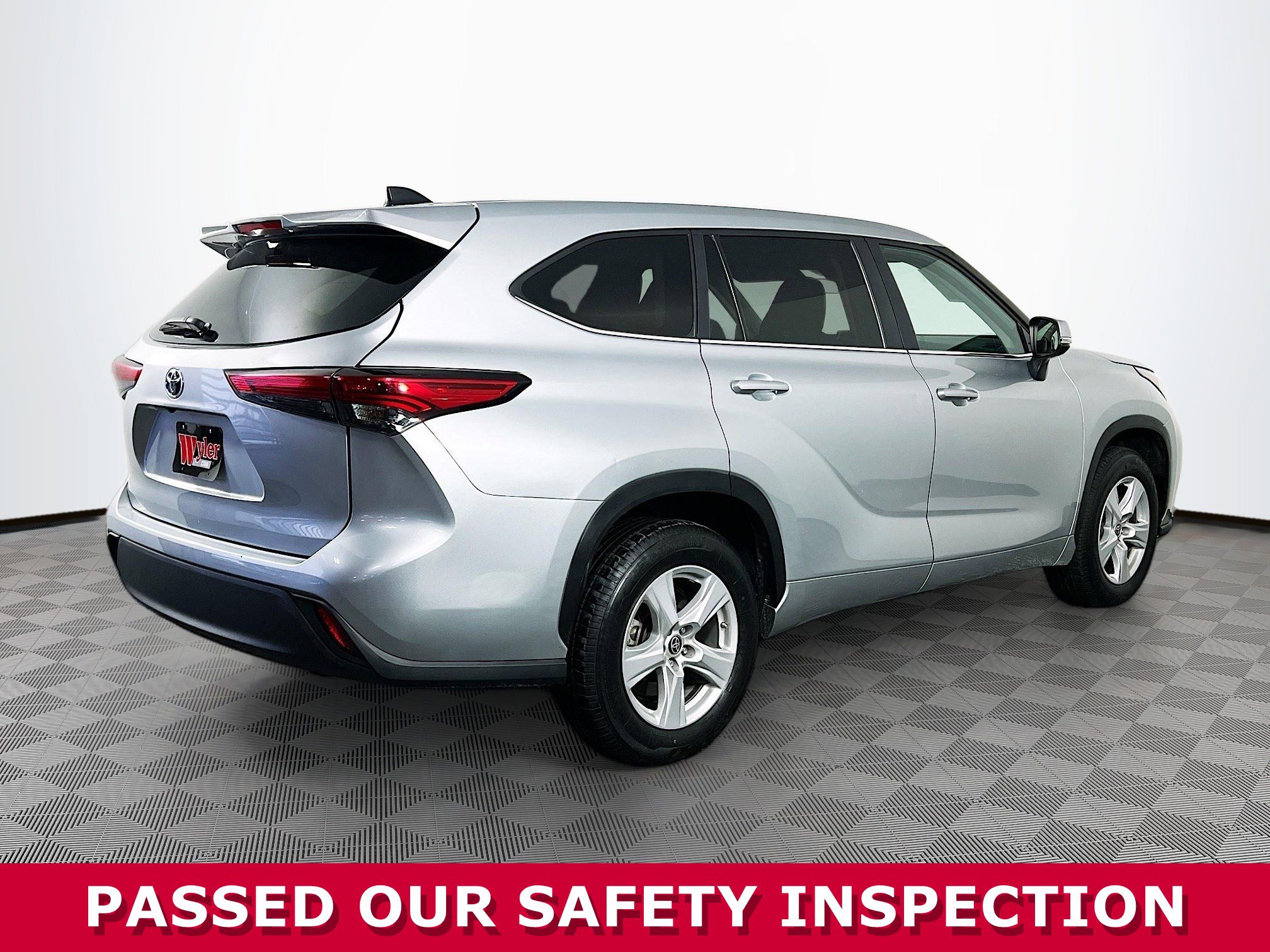 Used 2023 Toyota Highlander LE image 29