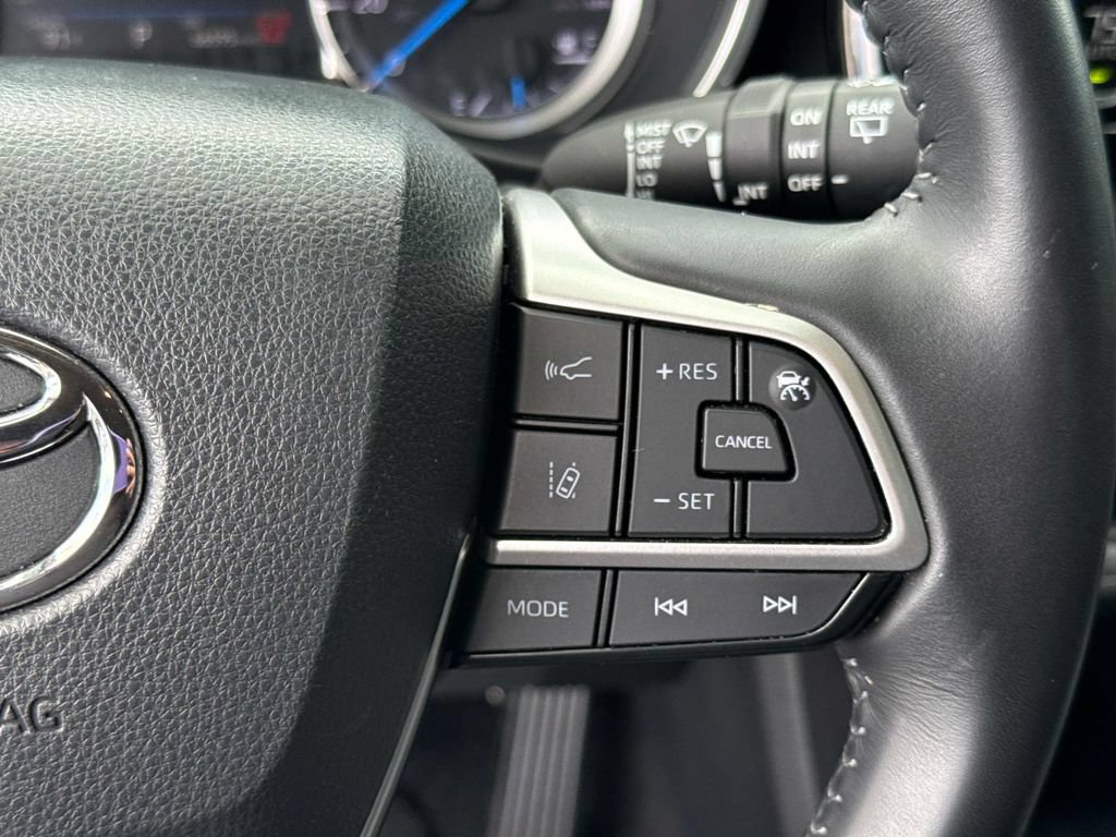 Used 2024 Toyota Highlander XLE FWD image 27
