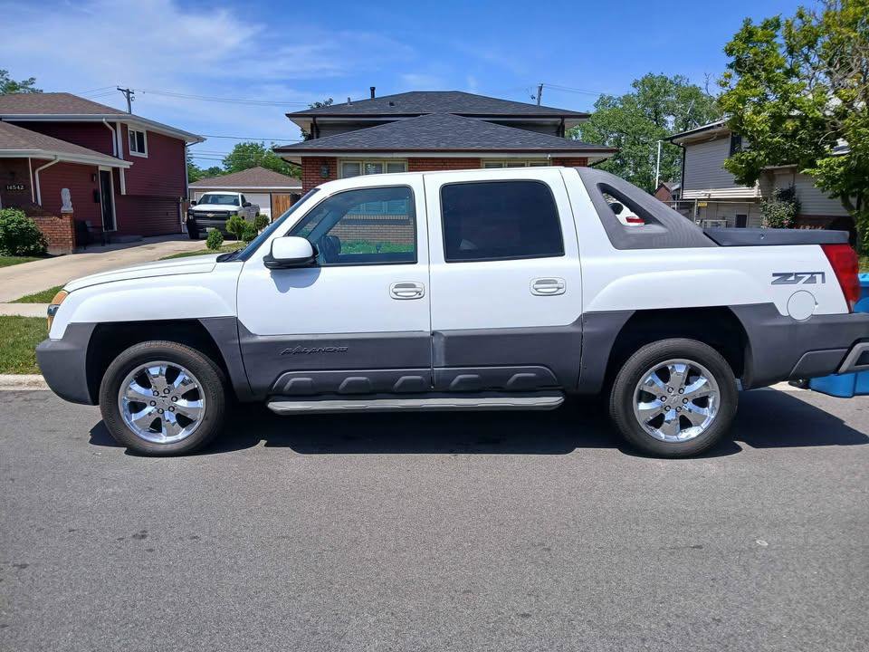 Used 2003 Chevrolet Avalanche 4x4 w/ Suspension Package, Off-Road image 2