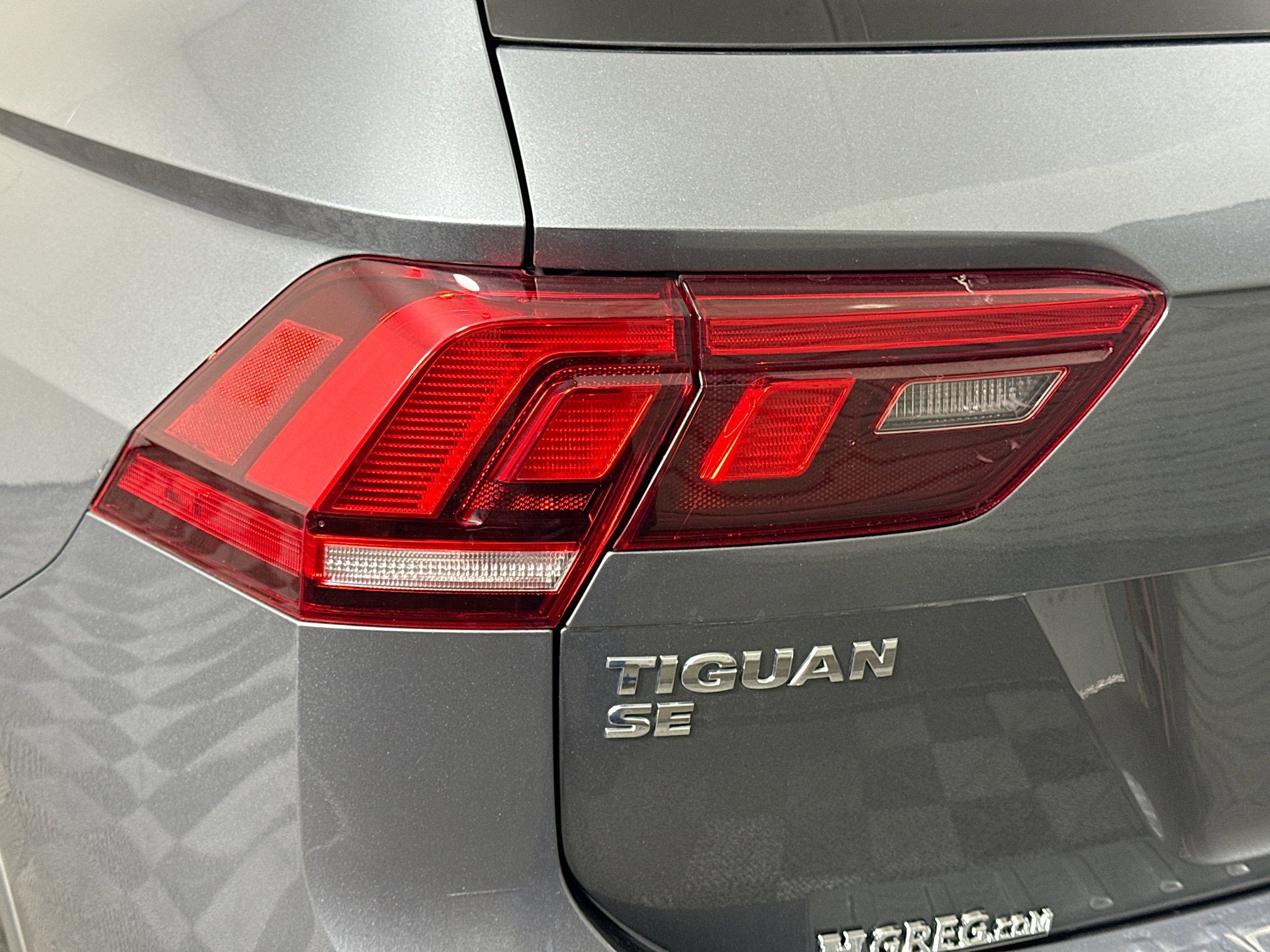 Used 2020 Volkswagen Tiguan SE image 36