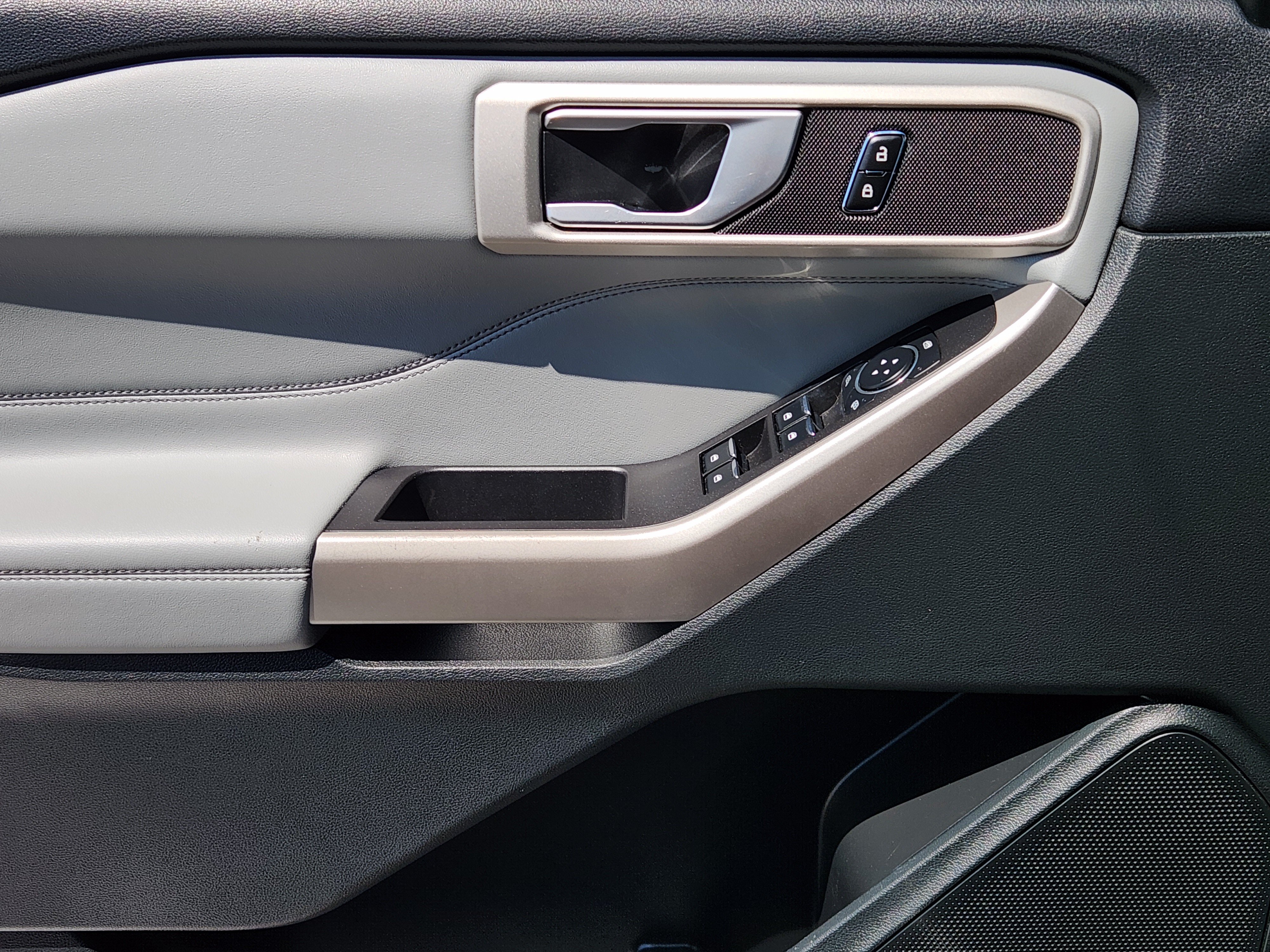 Used 2023 Ford Explorer XLT w/ Equipment Group 202A AWD/4WD image 26
