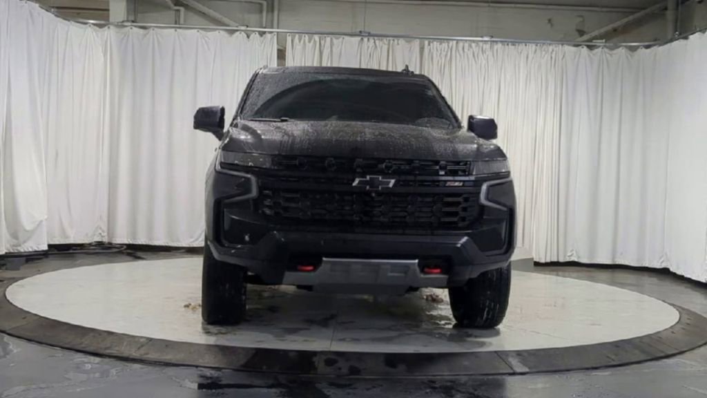 Used 2023 Chevrolet Tahoe Z71 w/ Luxury Package image 3