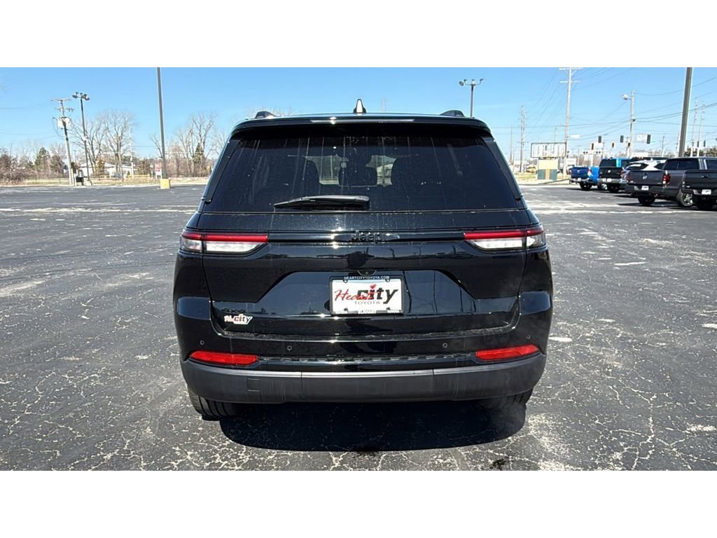 Used 2023 Jeep Grand Cherokee Altitude AWD/4WD image 6
