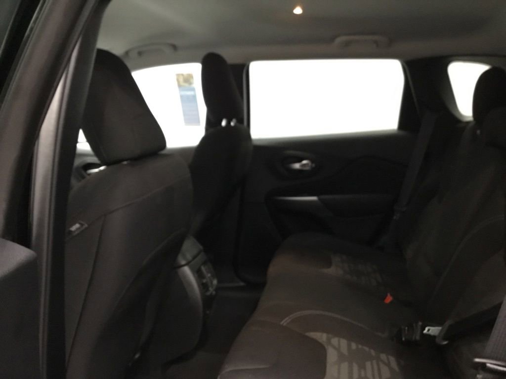 Used 2022 Jeep Cherokee Latitude w/ Comfort/Safety Group AWD/4WD image 12