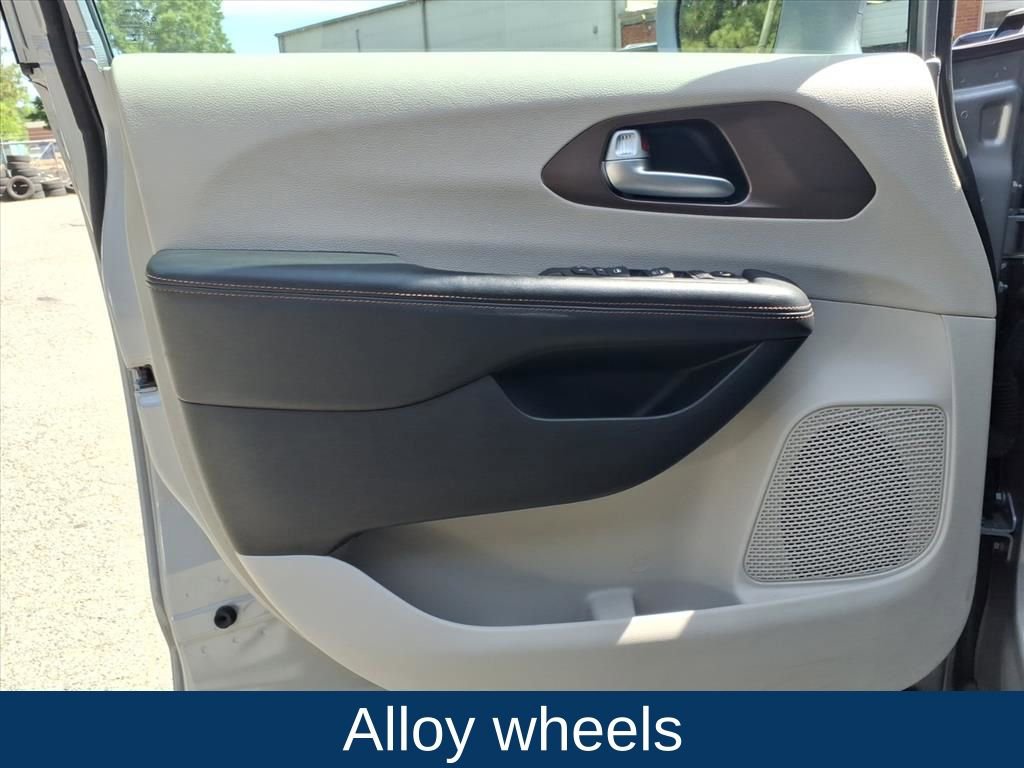 Used 2018 Chrysler Pacifica Touring-L FWD image 19