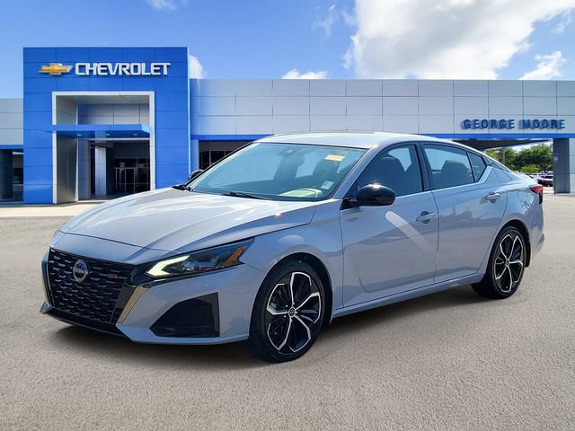 Used 2024 Nissan Altima 2.5 SR FWD image 2