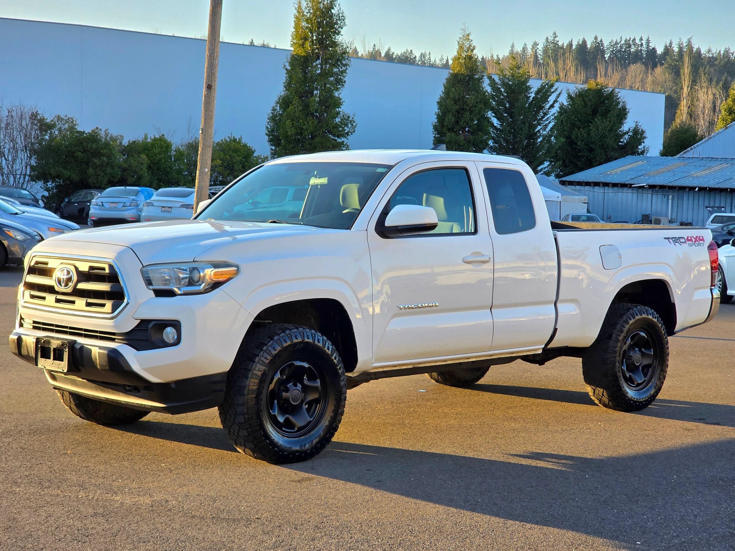 Used 2016 Toyota Tacoma SR5 AWD/4WD image 3