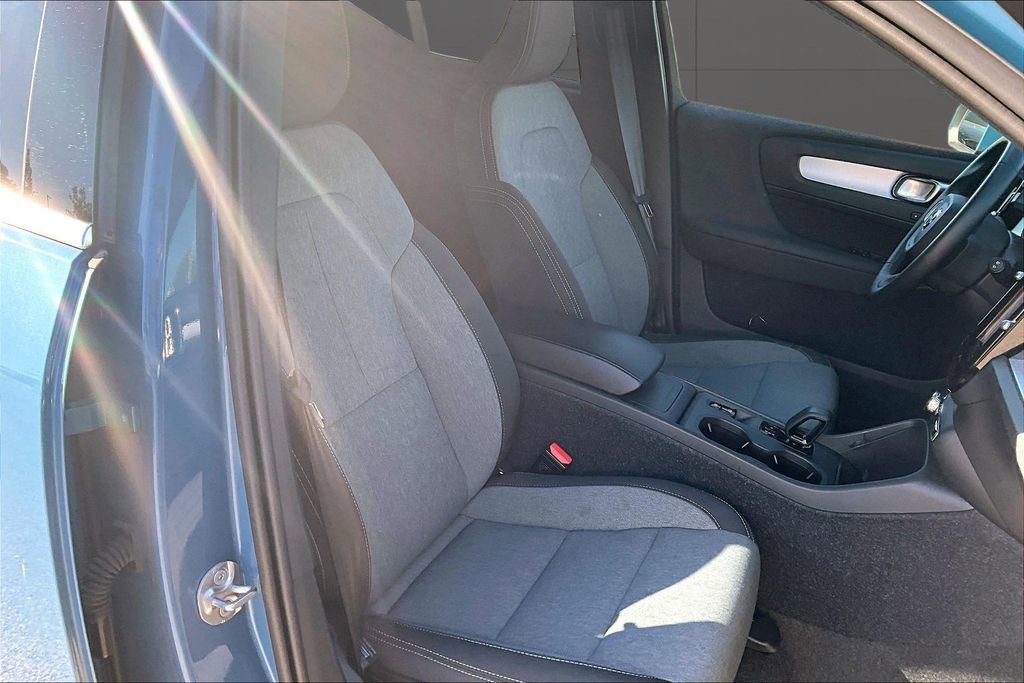 Used 2025 Volvo XC40 B5 Core AWD/4WD image 7