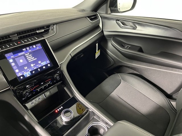 Used 2025 Jeep Grand Cherokee L Laredo image 36