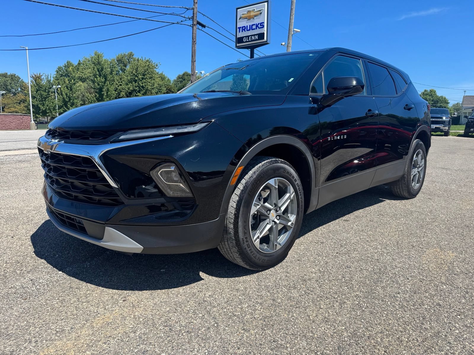 Used 2025 Chevrolet Blazer LT FWD image 2