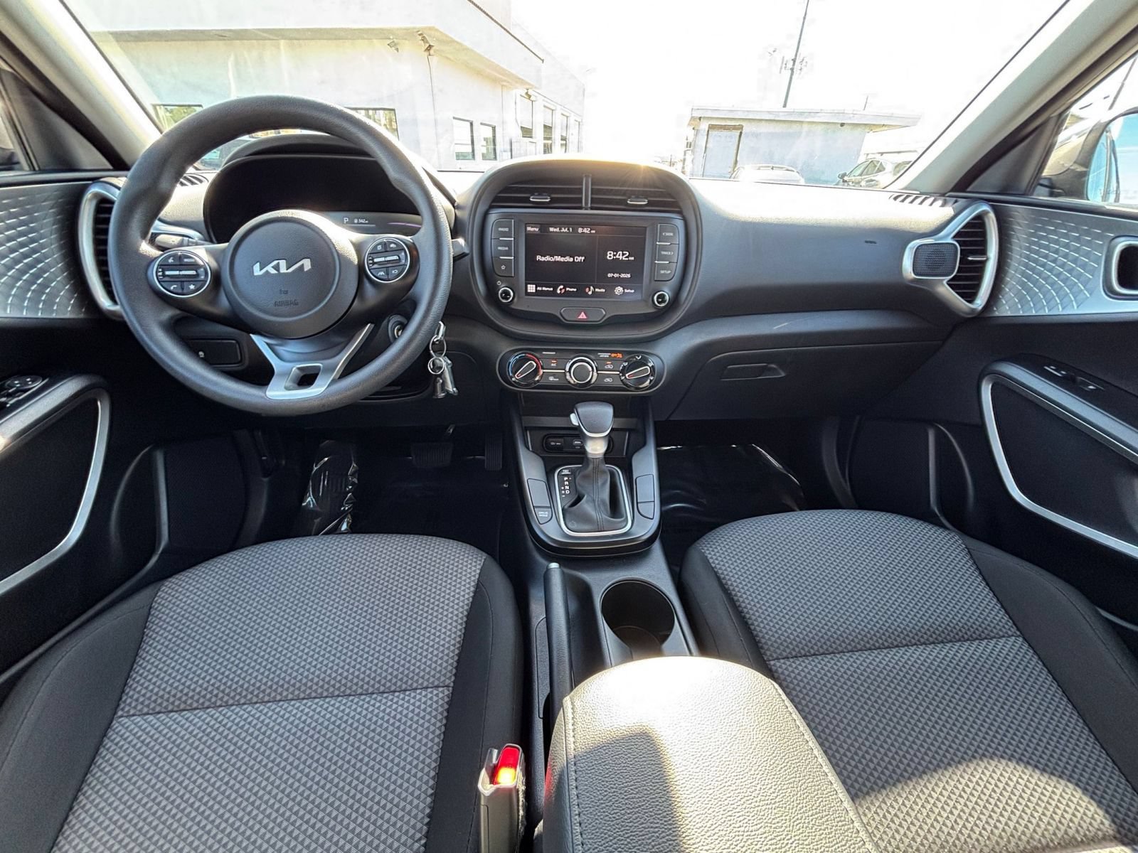 Used 2025 Kia Soul LX w/ LX Technology Package FWD image 32