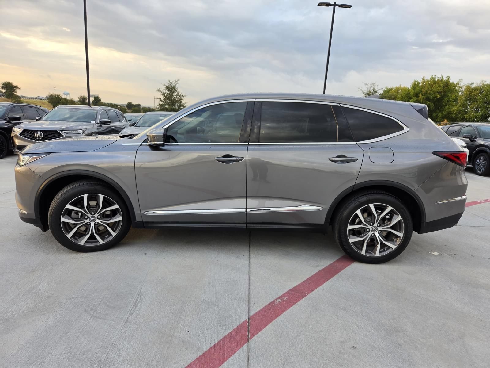Used 2024 Acura MDX w/ Technology Package FWD image 3