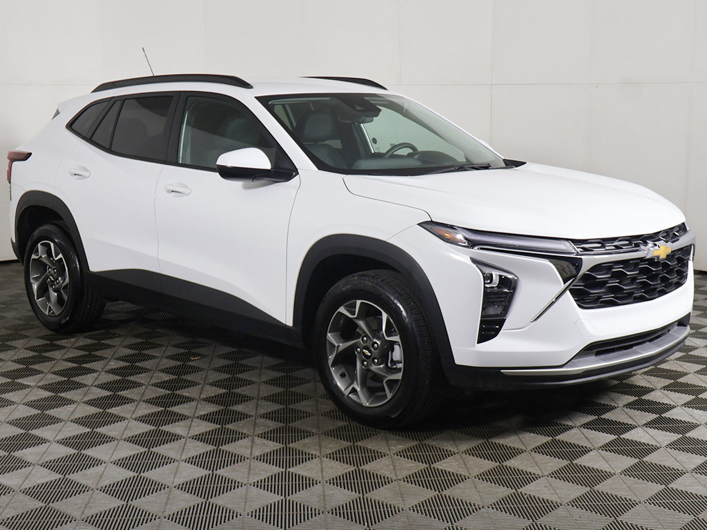 Used 2026 Chevrolet Trax LT FWD image 2