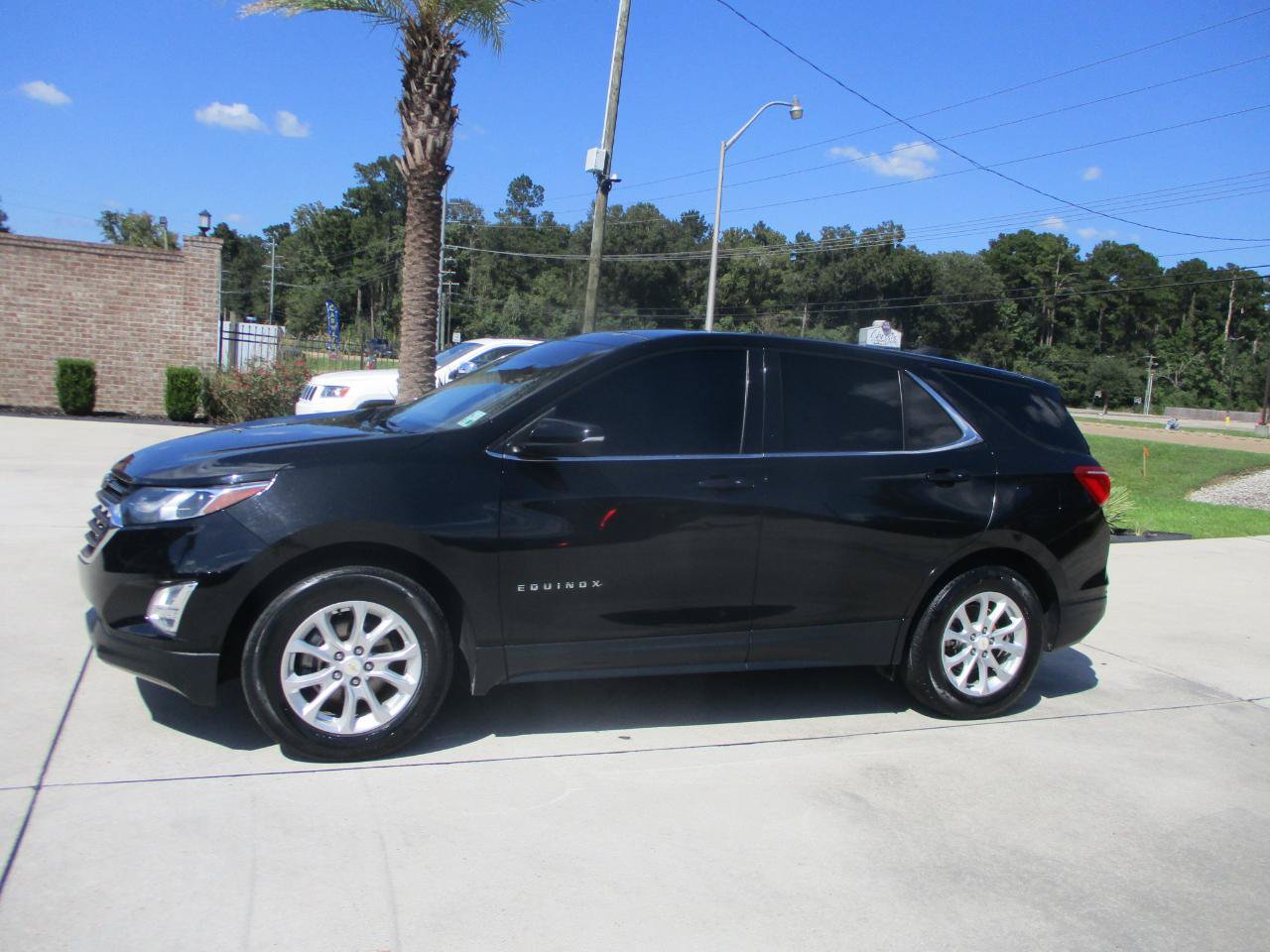 Used 2018 Chevrolet Equinox LT FWD image 2