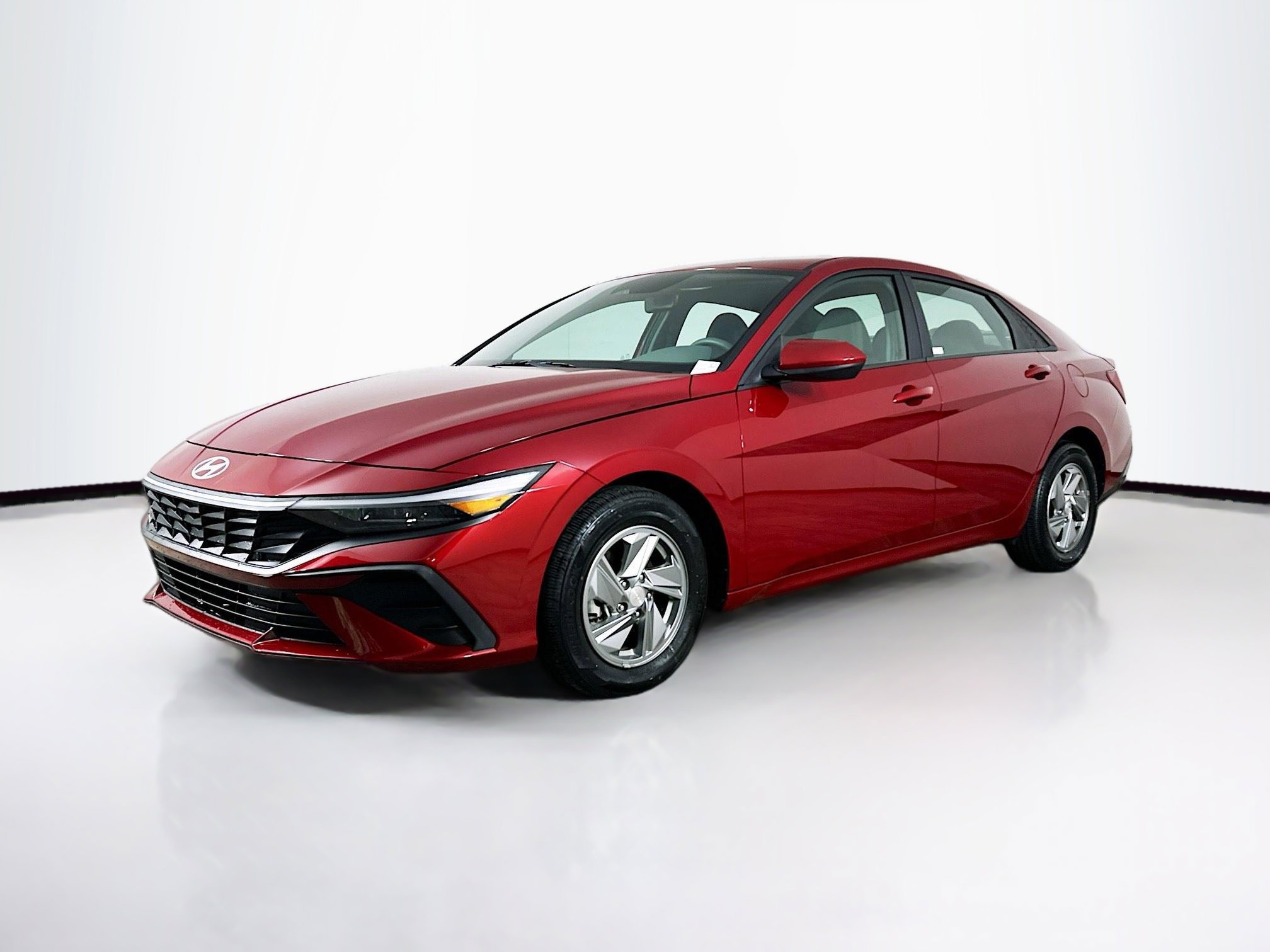 Used 2024 Hyundai Elantra SE FWD image 3