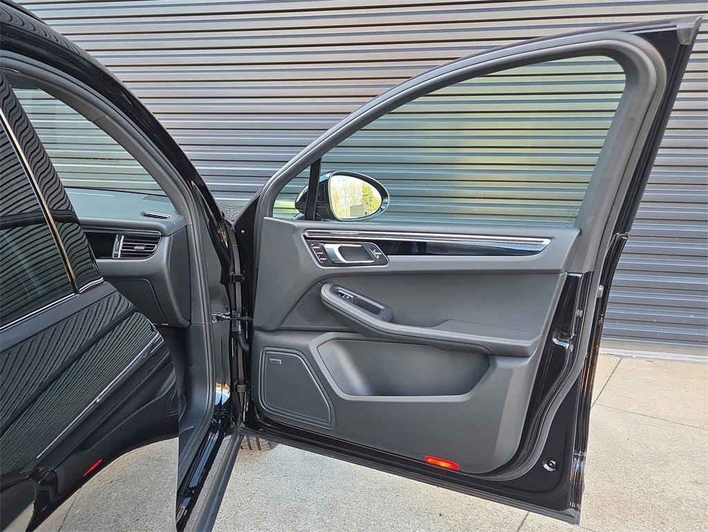 Used 2025 Porsche Macan image 20