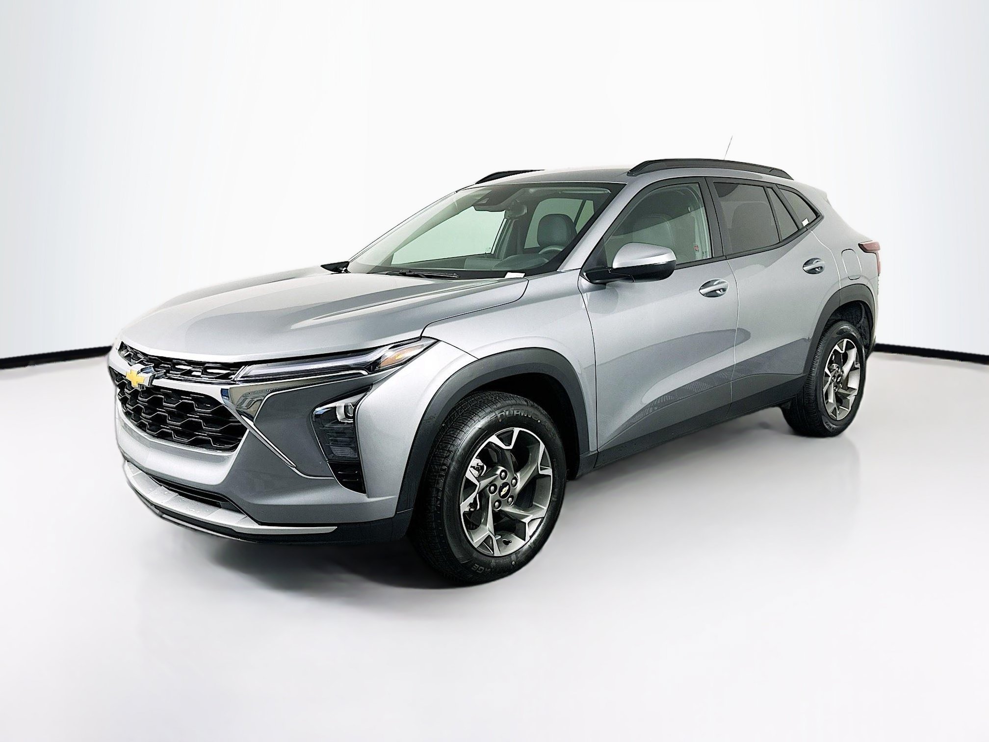 Used 2025 Chevrolet Trax LT FWD image 3