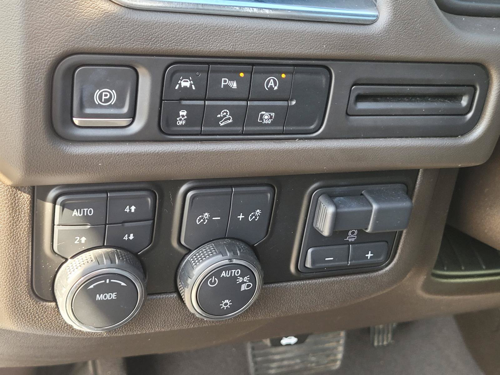 Used 2023 Chevrolet Tahoe Z71 w/ Luxury Package AWD/4WD image 28