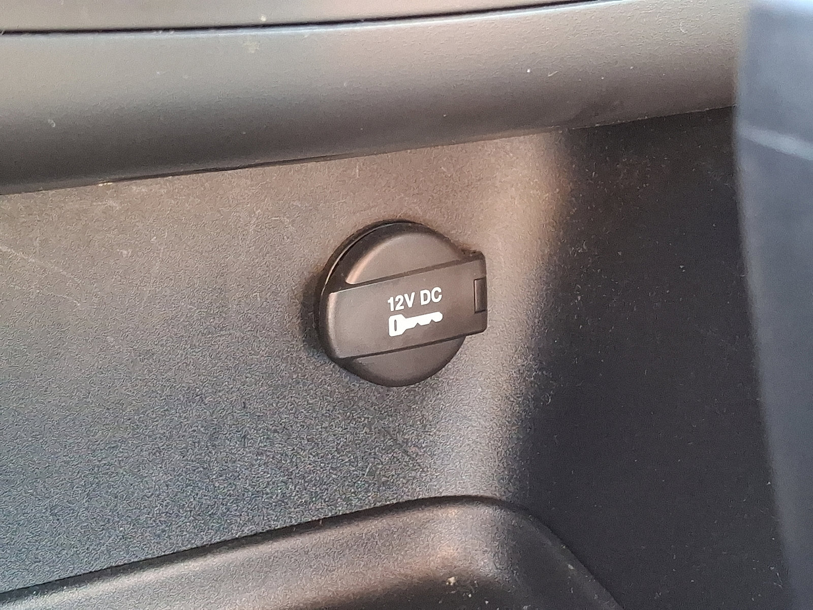 Used 2013 Dodge Avenger SE image 22