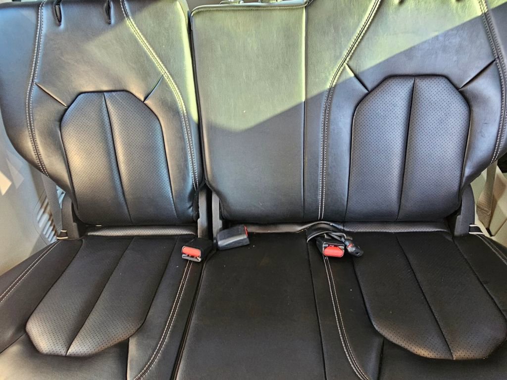 Used 2023 Chrysler Pacifica Touring-L image 8