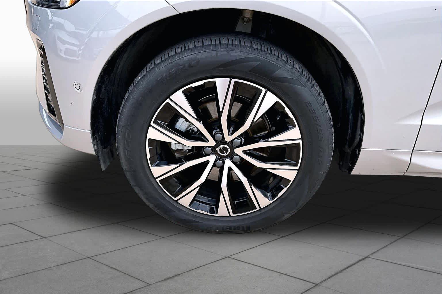 Used 2025 Volvo XC60 B5 Plus AWD/4WD image 11