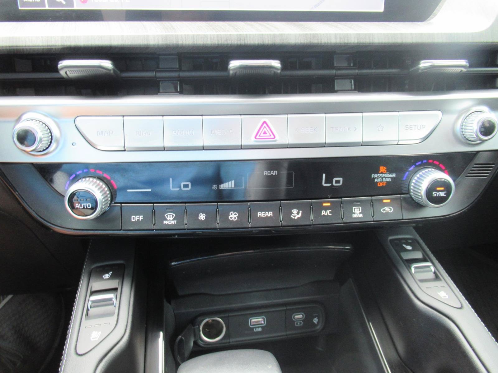 Used 2024 Kia Telluride EX w/ EX Captain's Chair Package FWD image 31