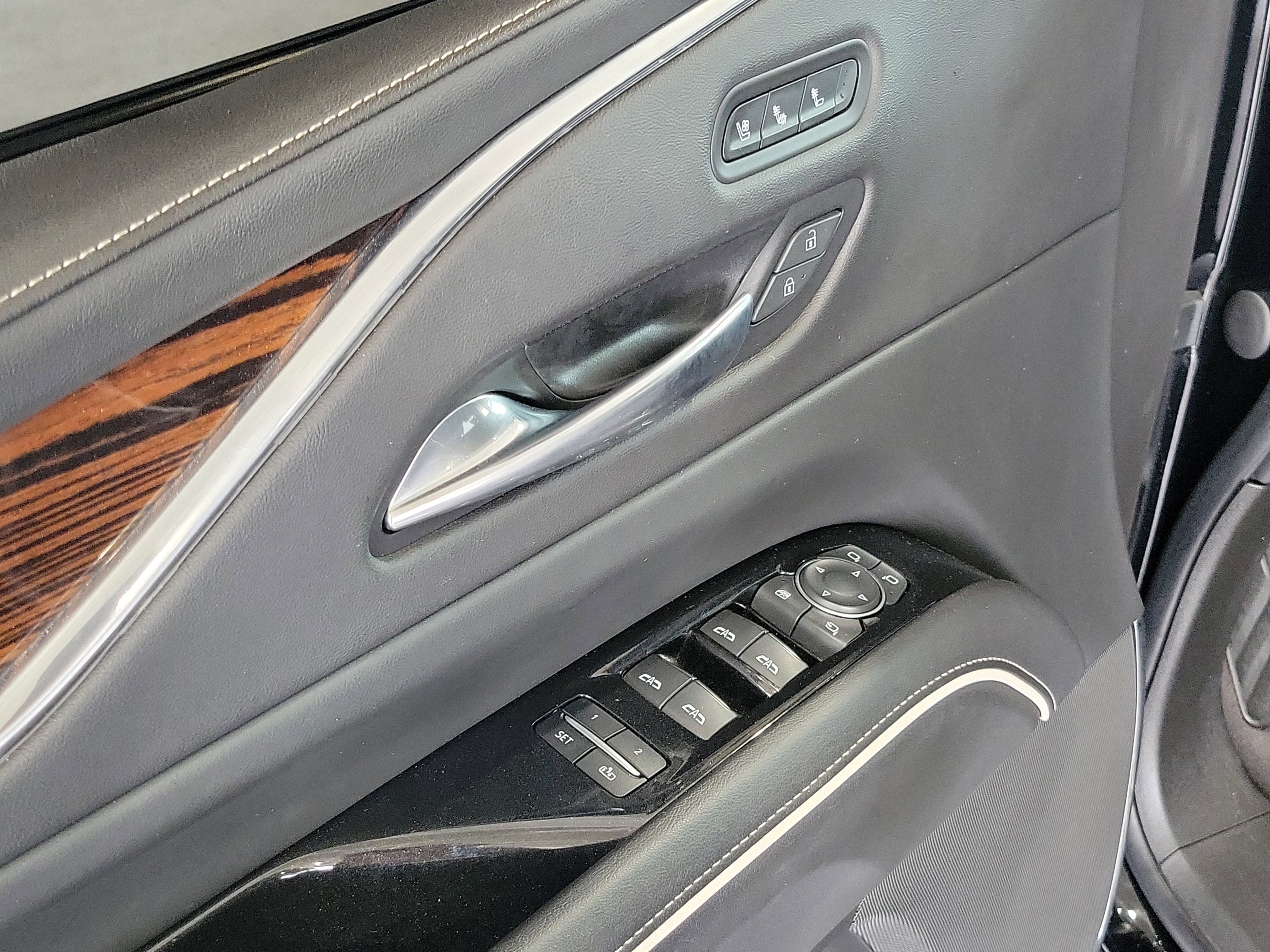 Used 2022 Cadillac Escalade ESV Premium Luxury w/ Performance Package AWD/4WD image 16