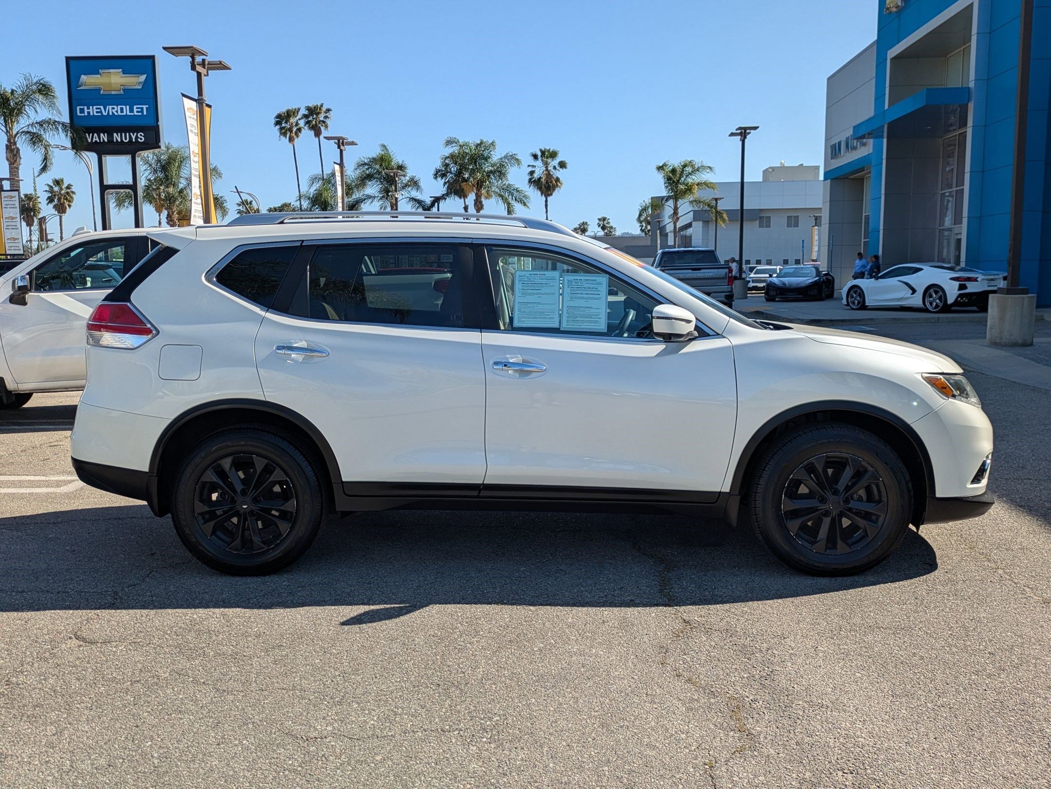 Used 2016 Nissan Rogue SV w/ SV Premium Package image 4
