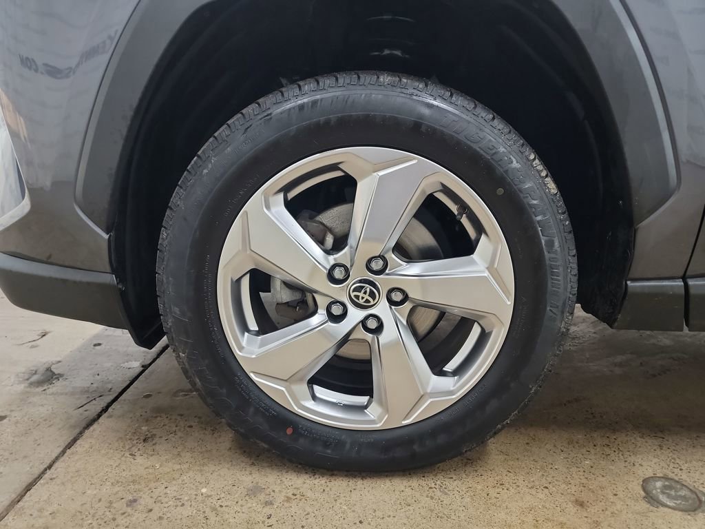 Used 2021 Toyota RAV4 XLE Premium image 15