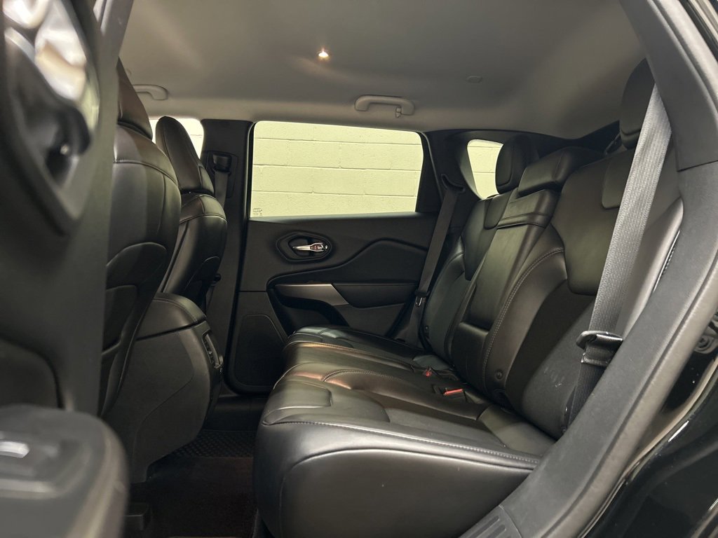 Used 2019 Jeep Cherokee Latitude Plus w/ Comfort/Convenience Group image 8