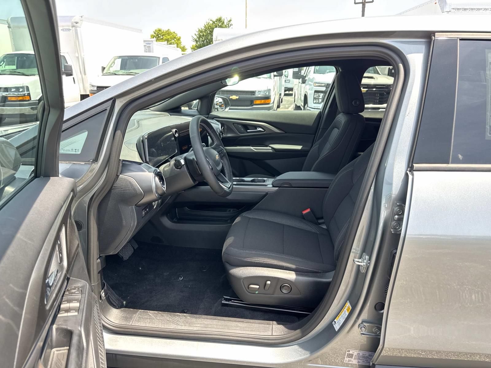 New 2026 Chevrolet Equinox EV LT w/ Comfort Package AWD/4WD image 17