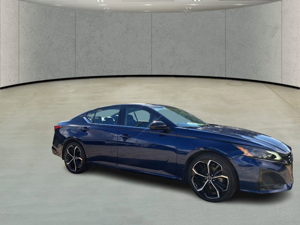 Used 2023 Nissan Altima 2.5 SR w/ SR Premium Package image 3