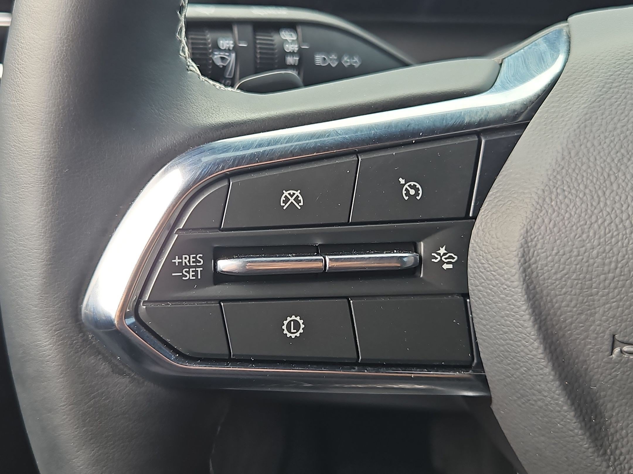 Used 2025 Chevrolet Traverse LT FWD image 16
