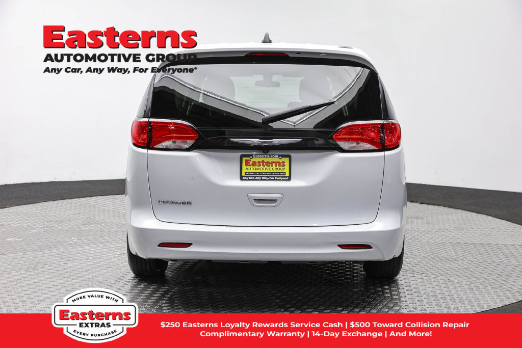 Used 2022 Chrysler Voyager LX FWD image 7