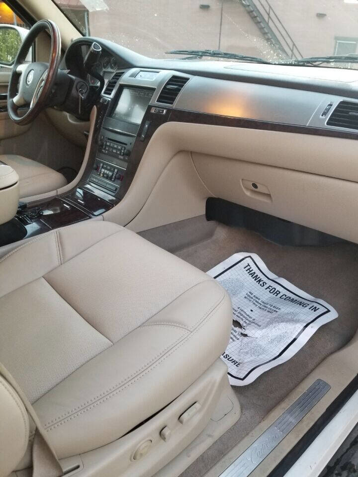Used 2011 Cadillac Escalade ESV Luxury image 6