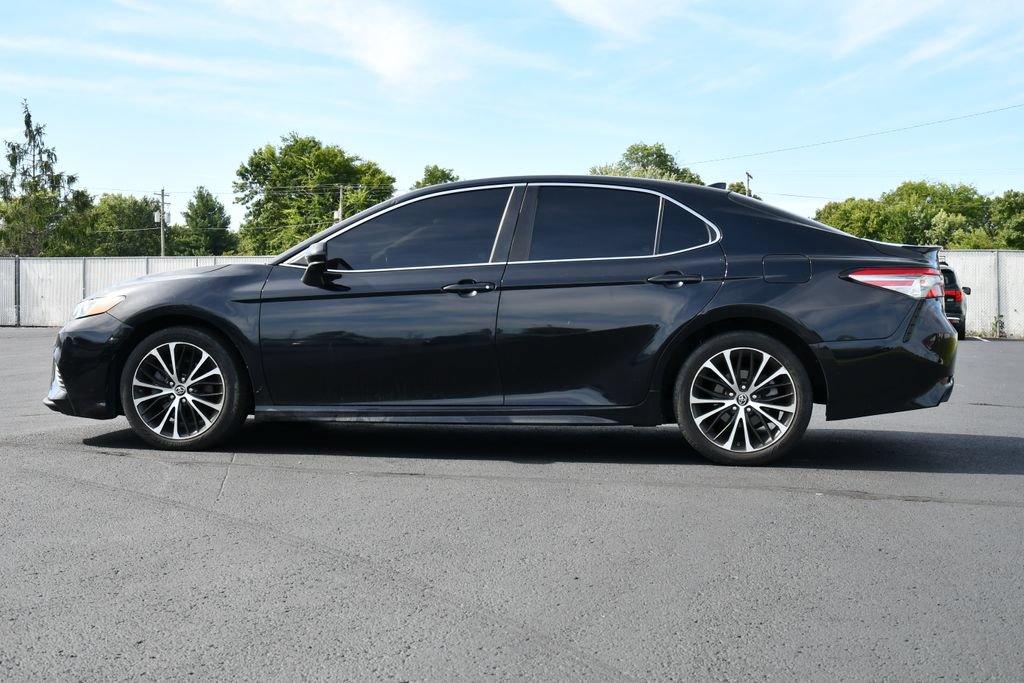 Used 2019 Toyota Camry SE FWD image 4