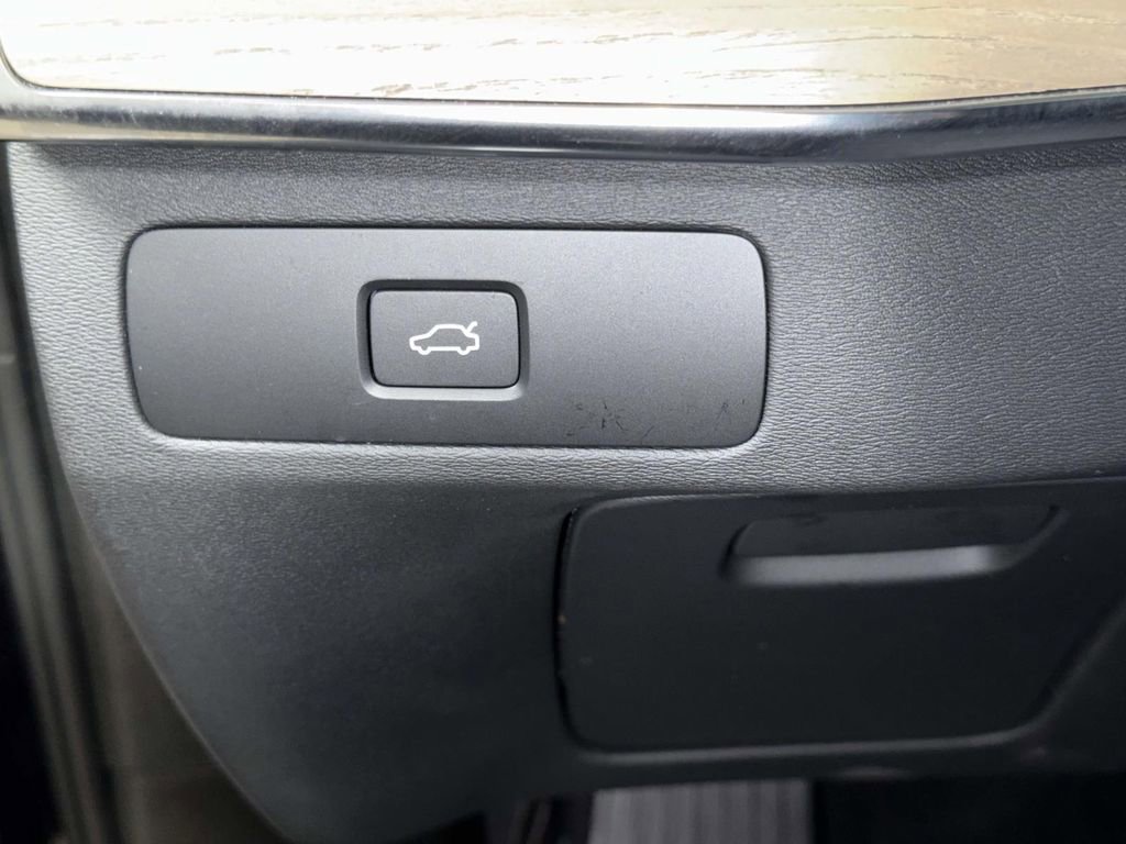 Used 2025 Volvo XC90 B6 Plus image 28