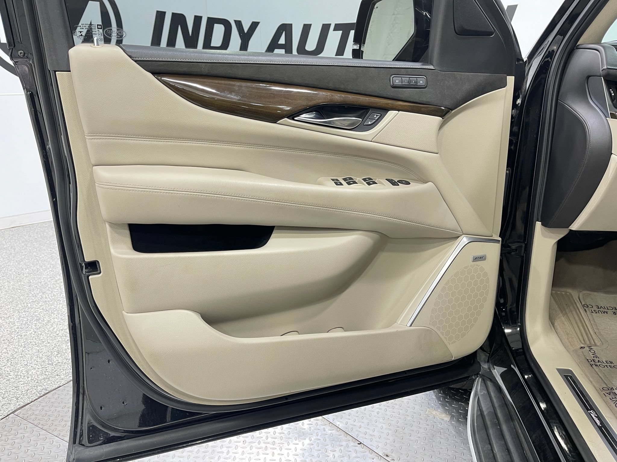 Used 2020 Cadillac Escalade Premium Luxury AWD/4WD image 15