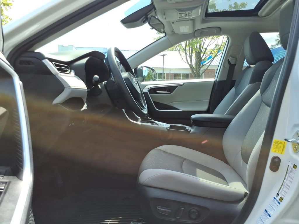 Used 2021 Toyota RAV4 XLE w/ Convenience Package AWD/4WD image 10