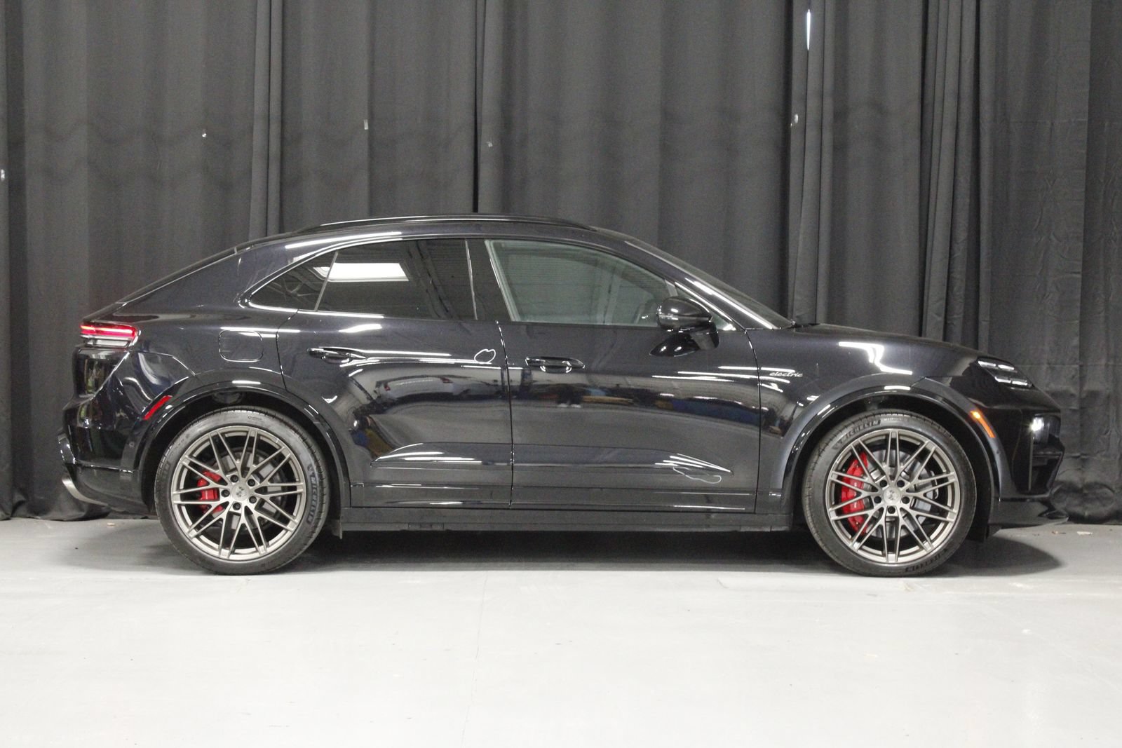 Used 2025 Porsche Macan Turbo Electric AWD/4WD image 8