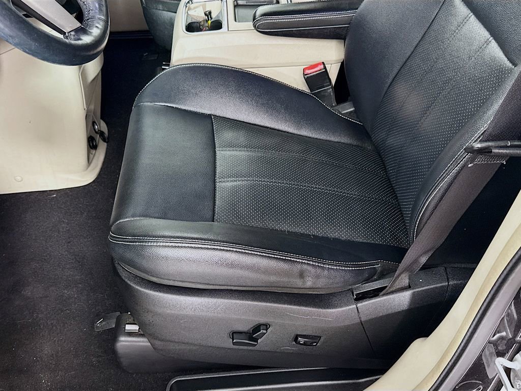Used 2014 Chrysler Town & Country Touring-L w/ Driver Convenience Group FWD image 13