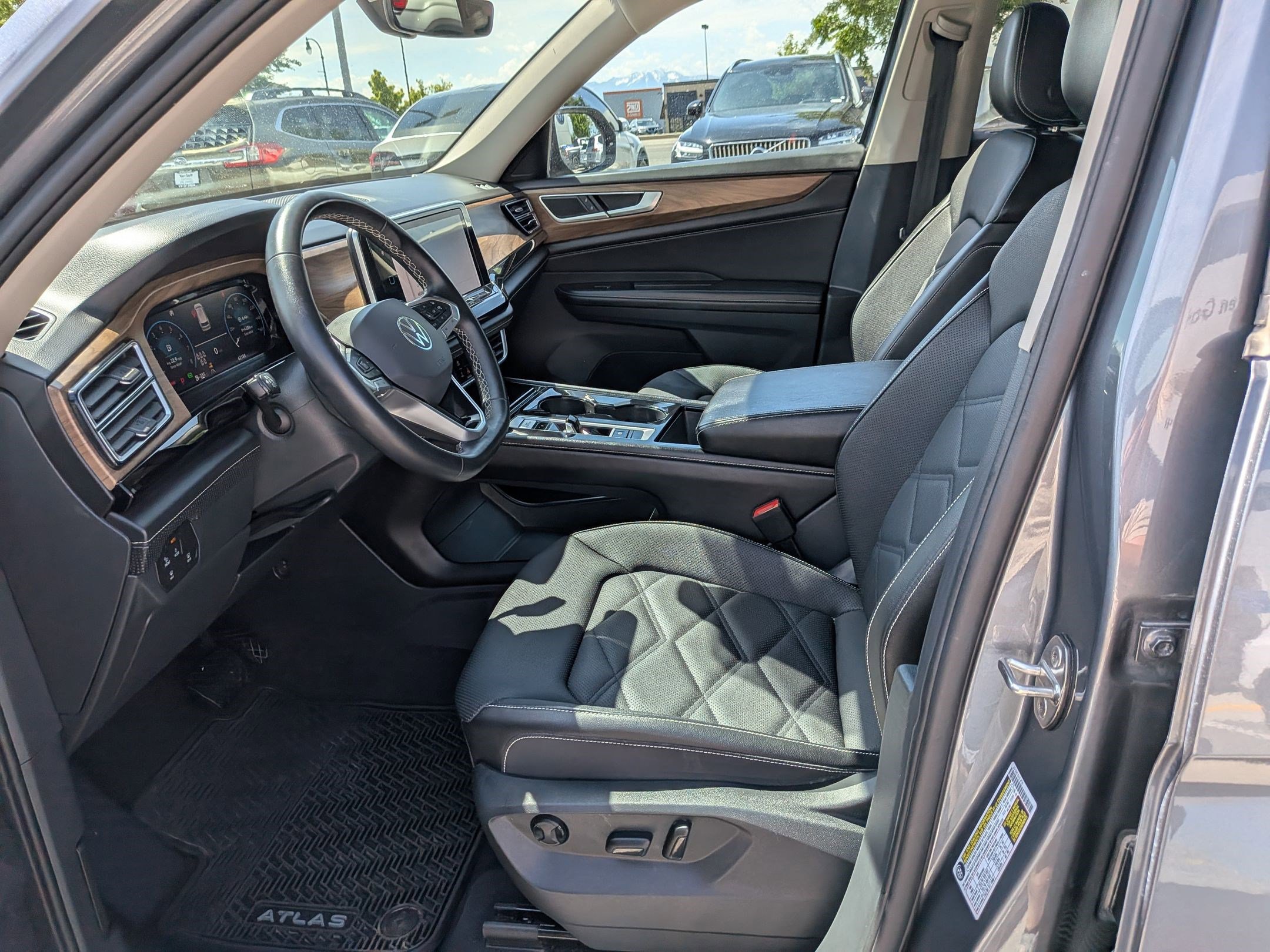 Used 2024 Volkswagen Atlas SE AWD/4WD image 25