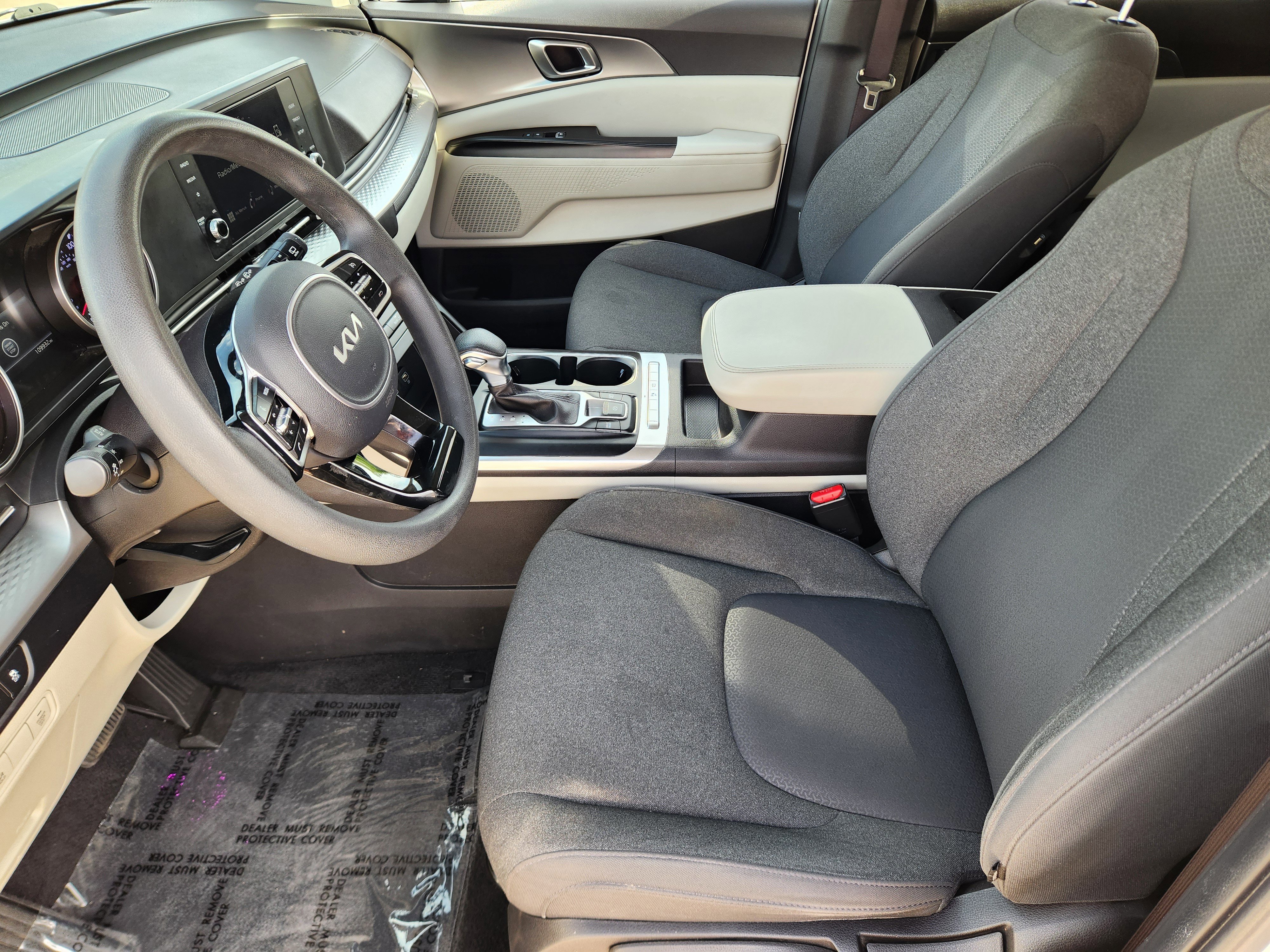 Used 2023 Kia Carnival LX image 5