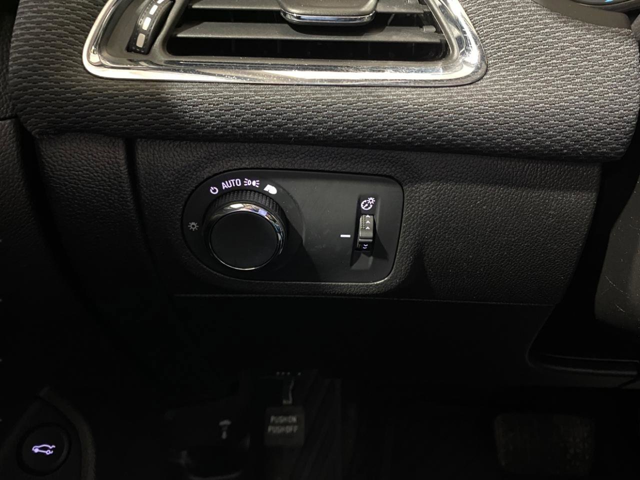 Used 2018 Chevrolet Cruze LS FWD image 25