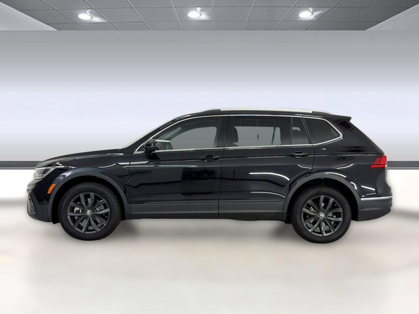 Used 2024 Volkswagen Tiguan SE FWD image 2
