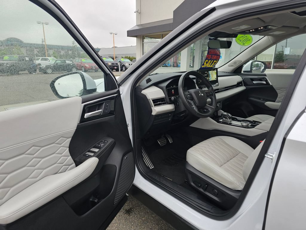 Used 2025 Mitsubishi Outlander SEL AWD/4WD image 16