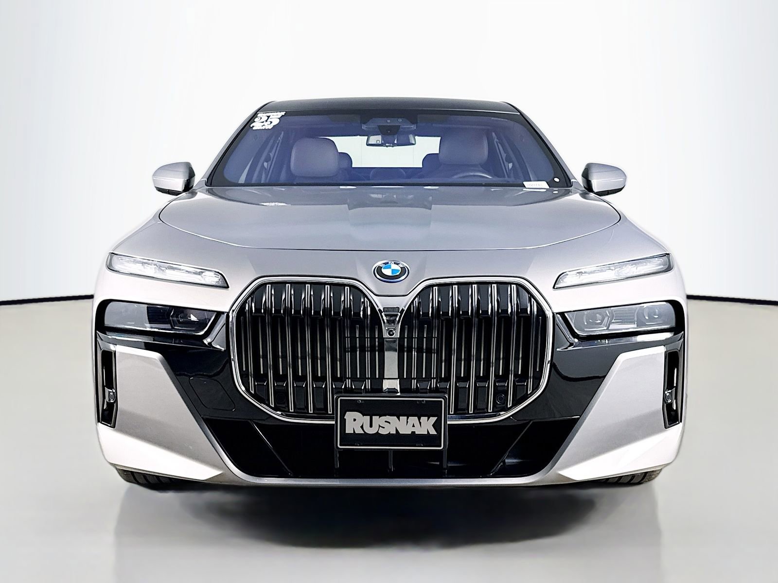 Used 2025 BMW 750e xDrive w/ Executive Package image 2