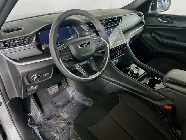 Used 2025 Jeep Grand Cherokee L Laredo RWD image 11
