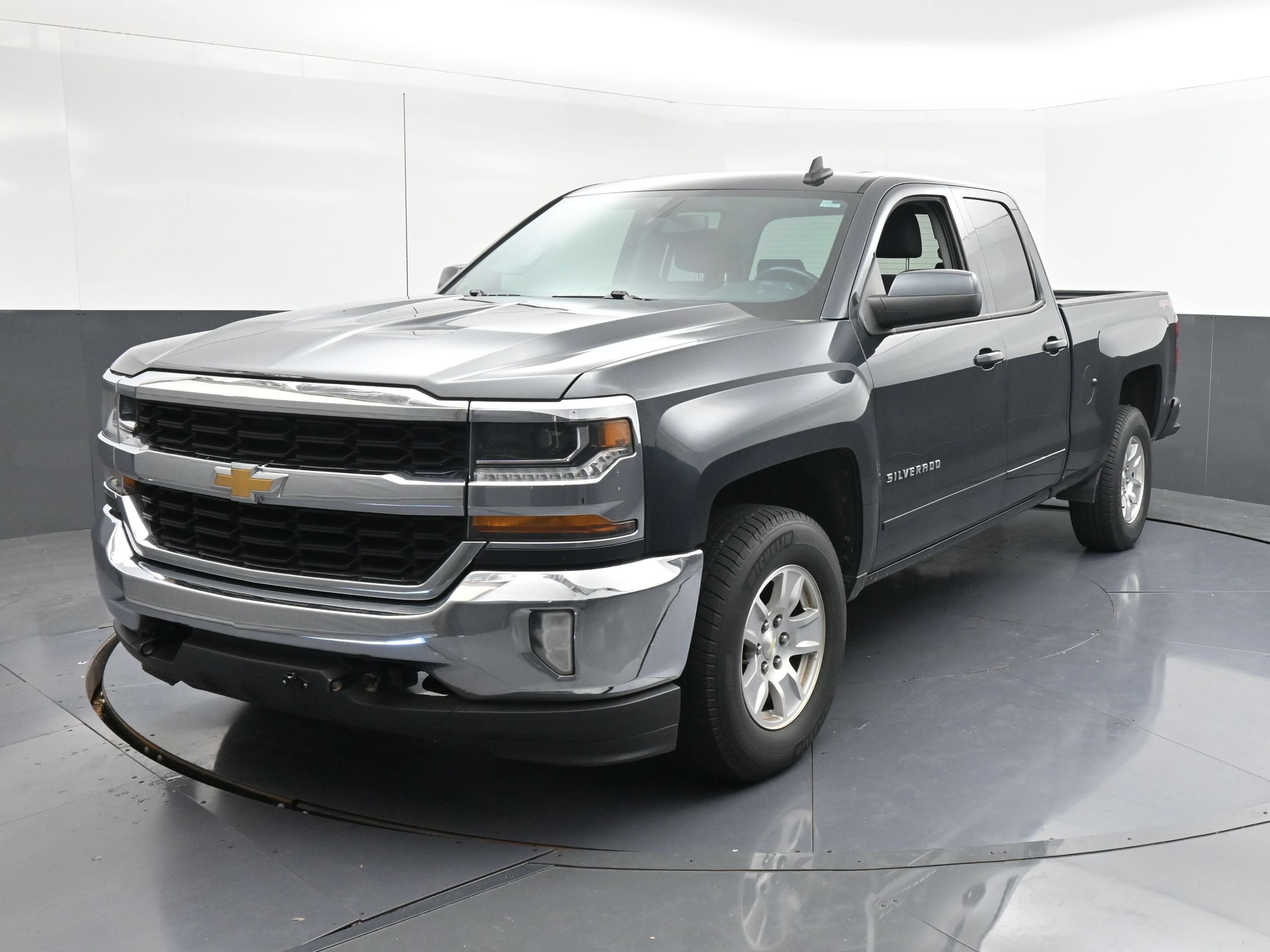 Used 2017 Chevrolet Silverado 1500 LT w/ All Star Edition AWD/4WD image 4