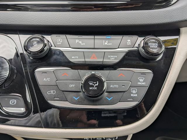 Used 2024 Chrysler Pacifica Touring-L FWD image 3